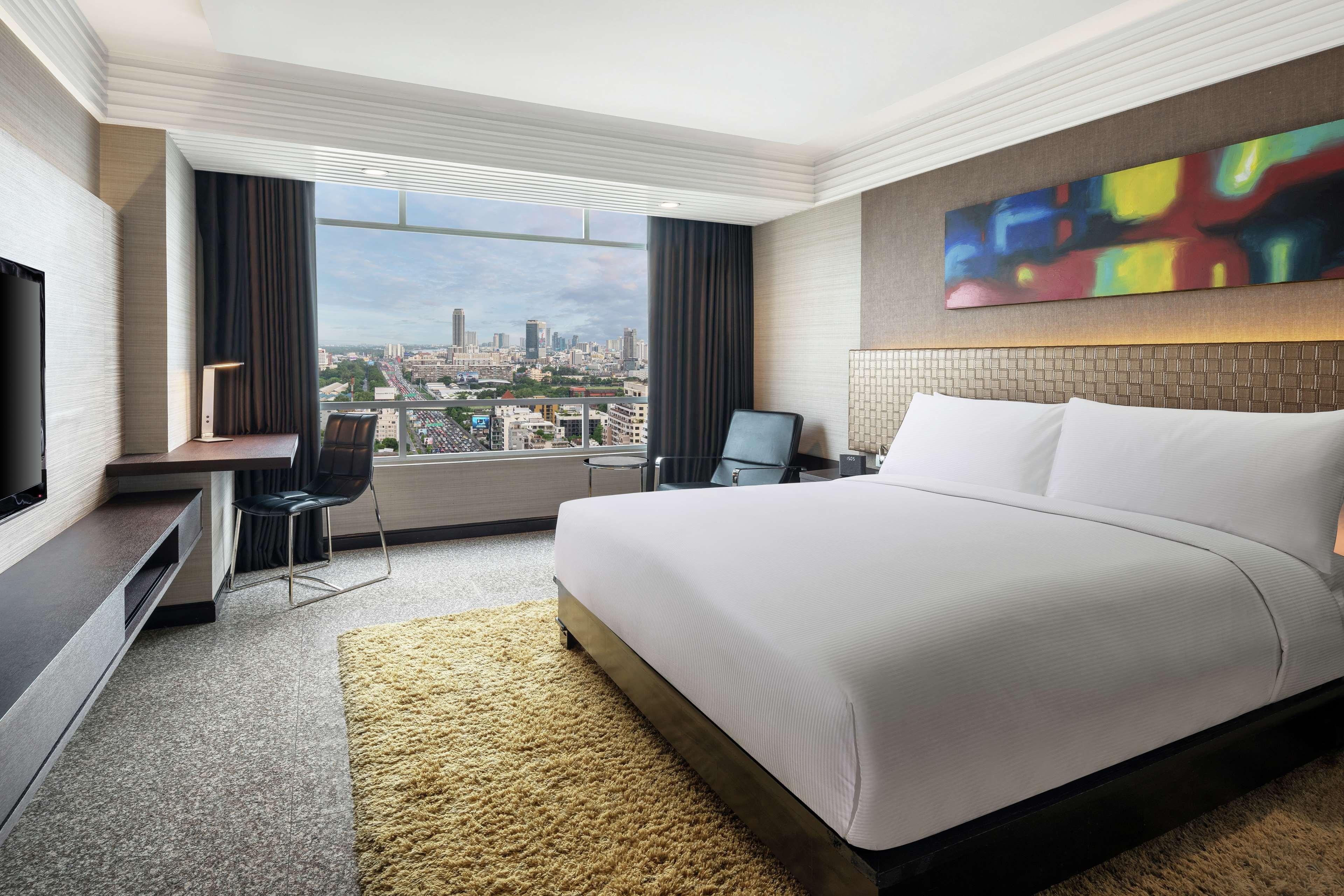 Doubletree By Hilton Bangkok Ploenchit Exterior foto