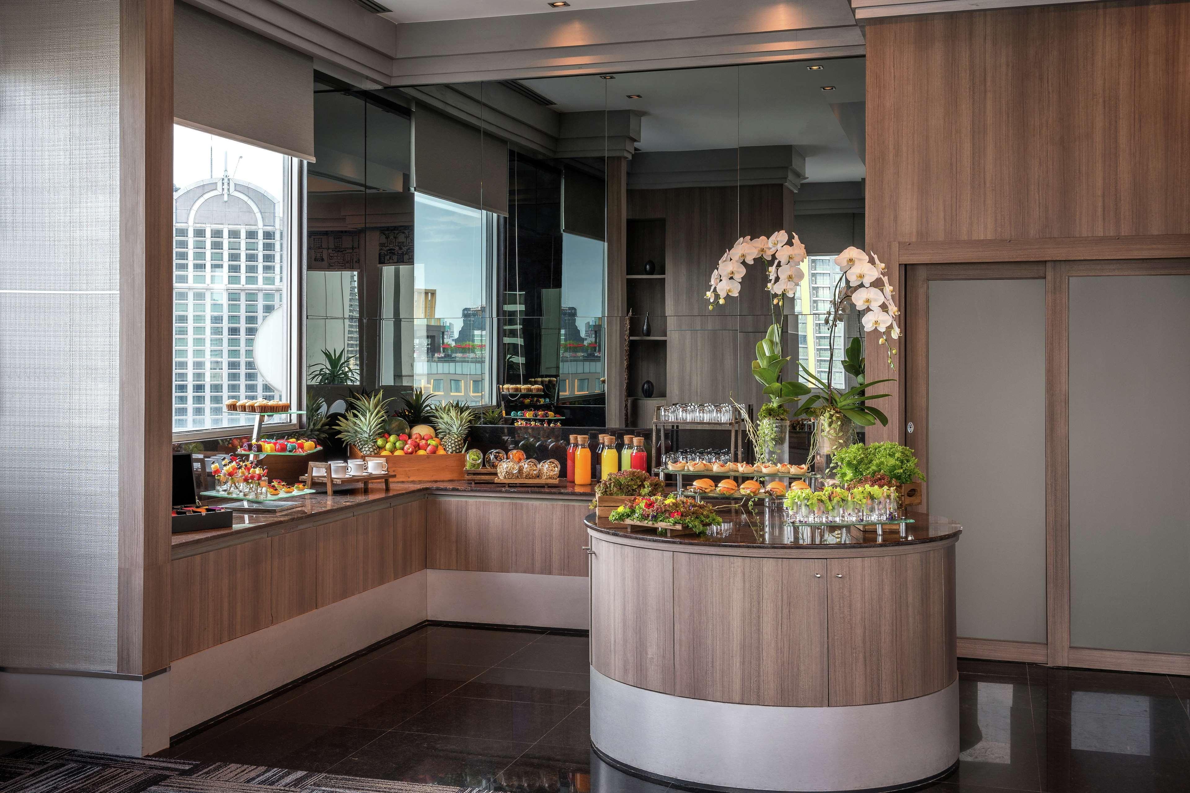 Doubletree By Hilton Bangkok Ploenchit Exterior foto