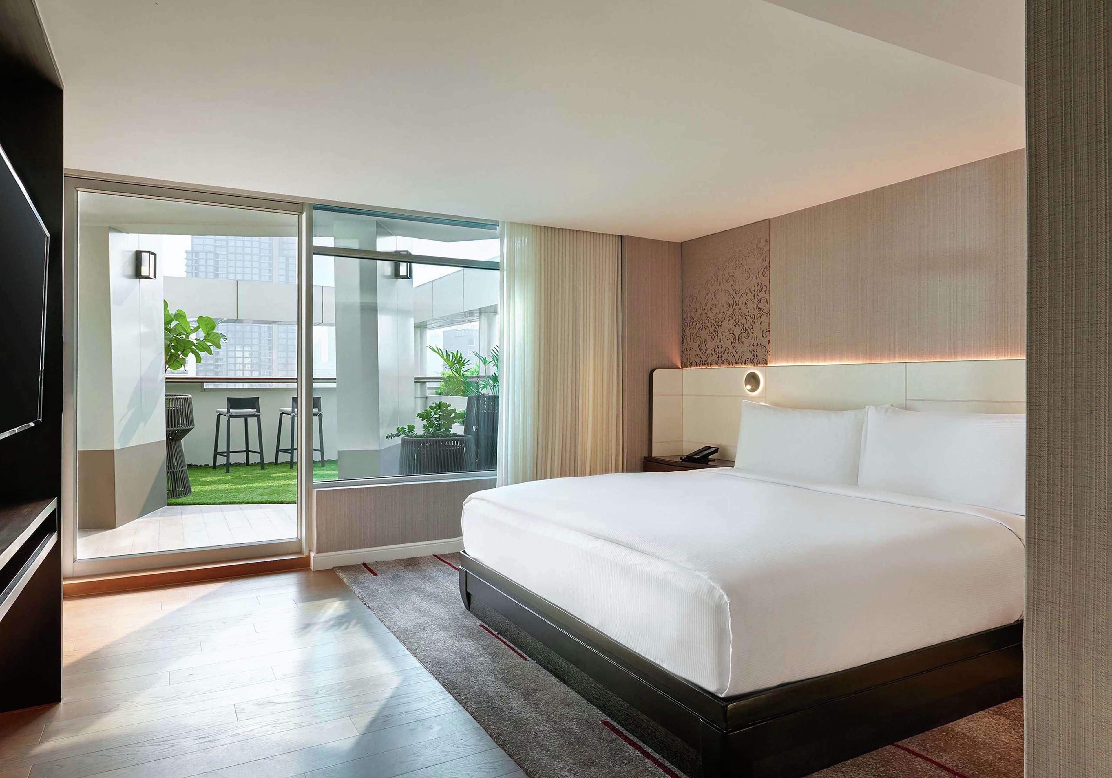 Doubletree By Hilton Bangkok Ploenchit Exterior foto