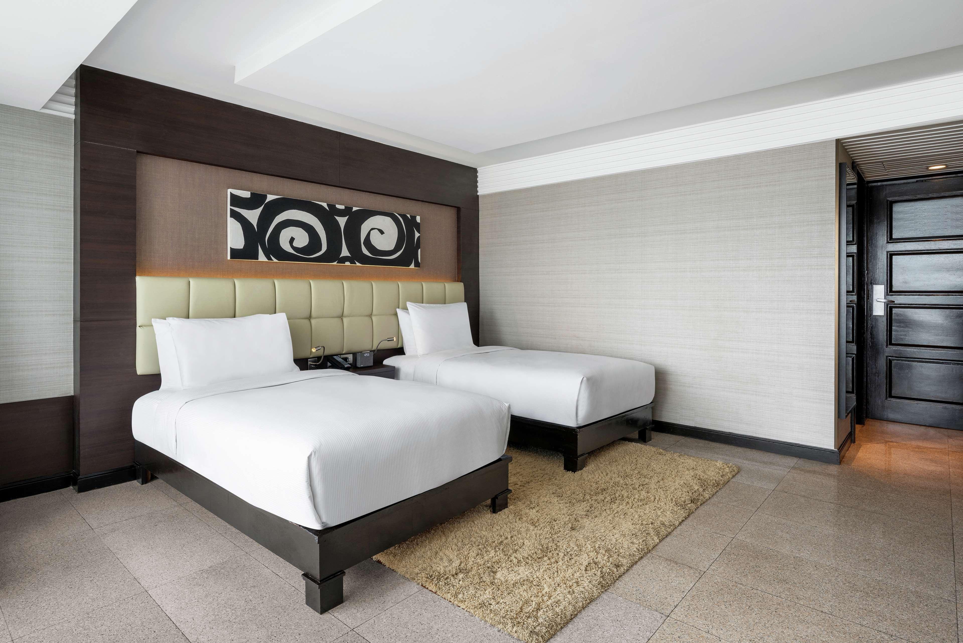 Doubletree By Hilton Bangkok Ploenchit Exterior foto