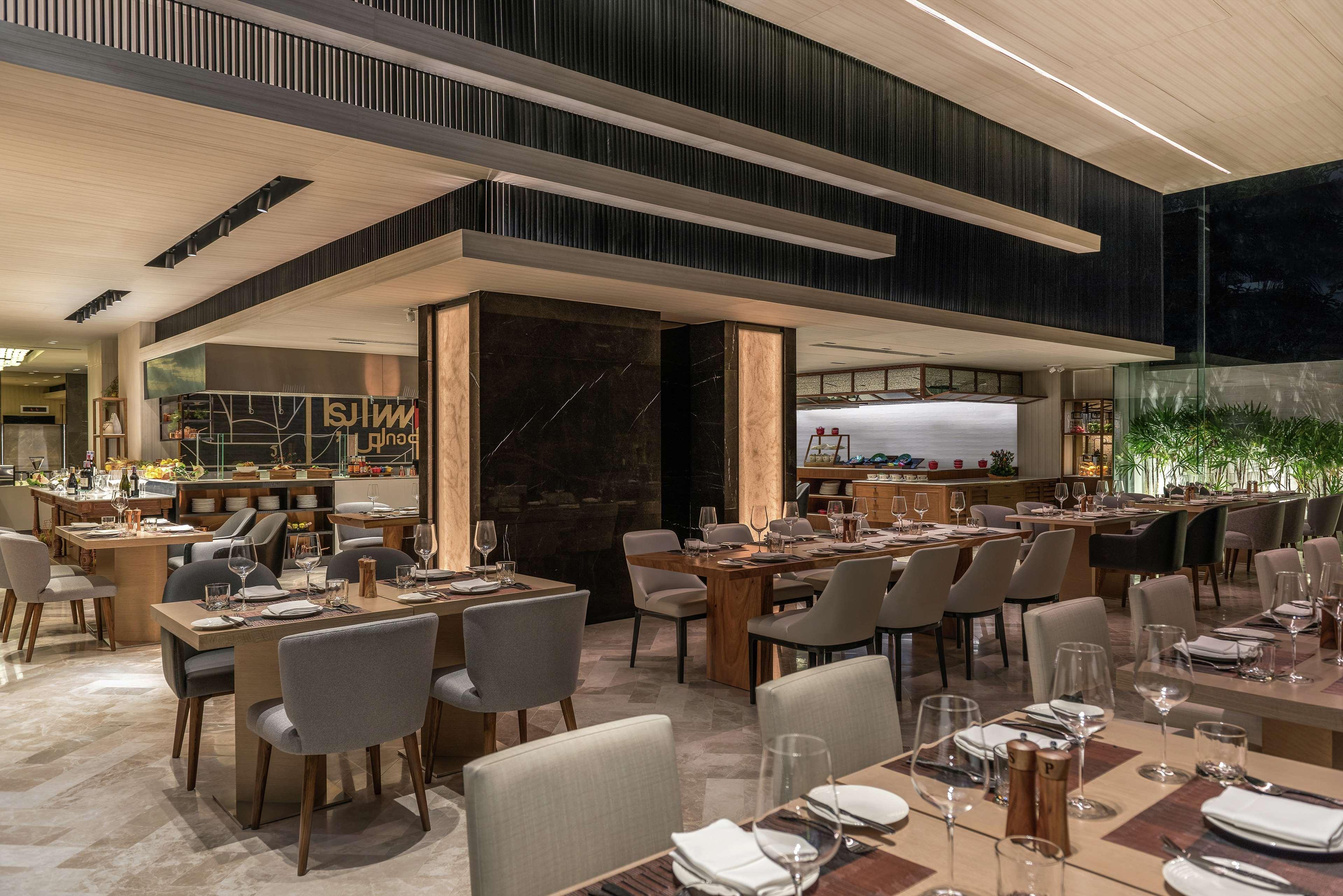 Doubletree By Hilton Bangkok Ploenchit Exterior foto