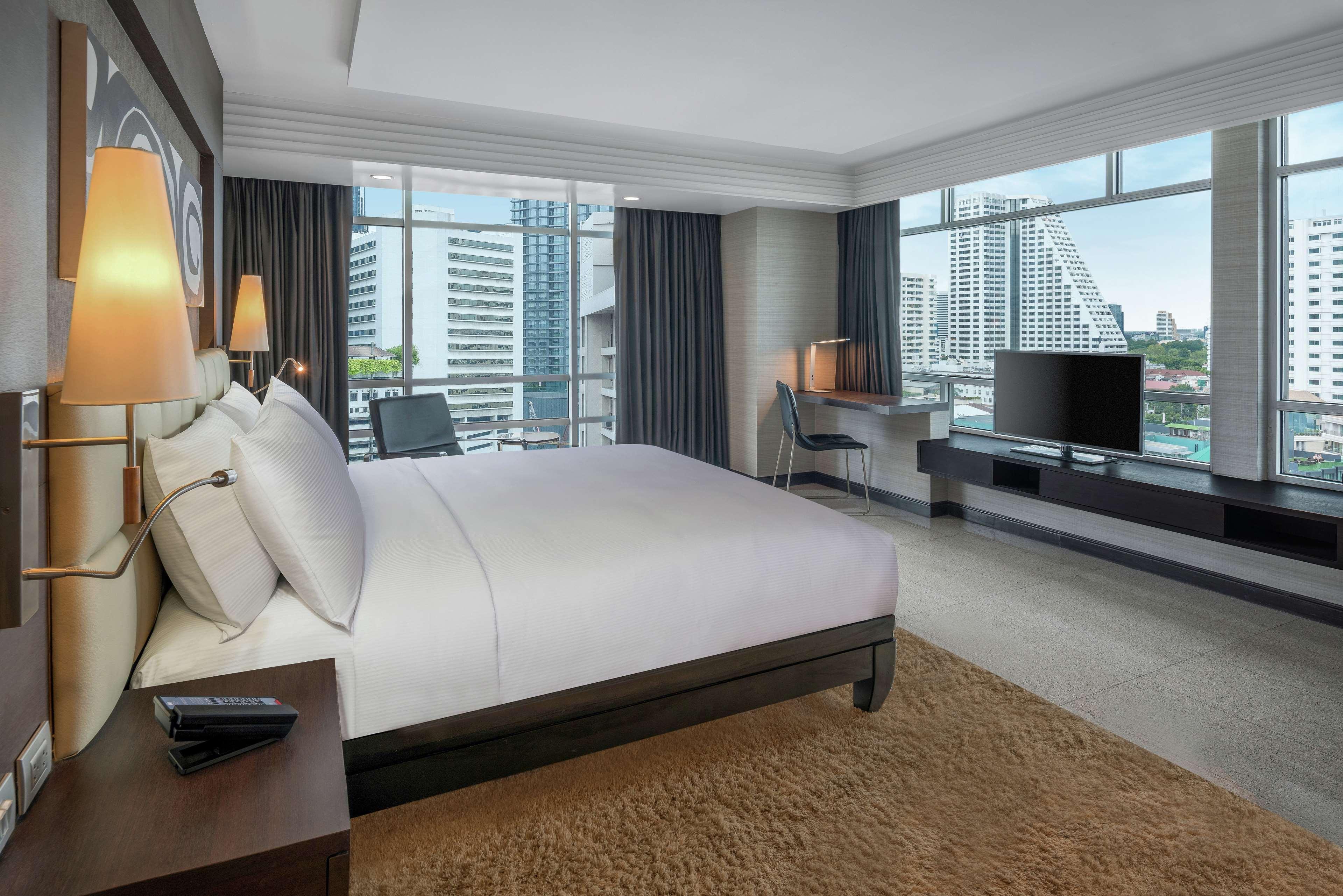 Doubletree By Hilton Bangkok Ploenchit Exterior foto