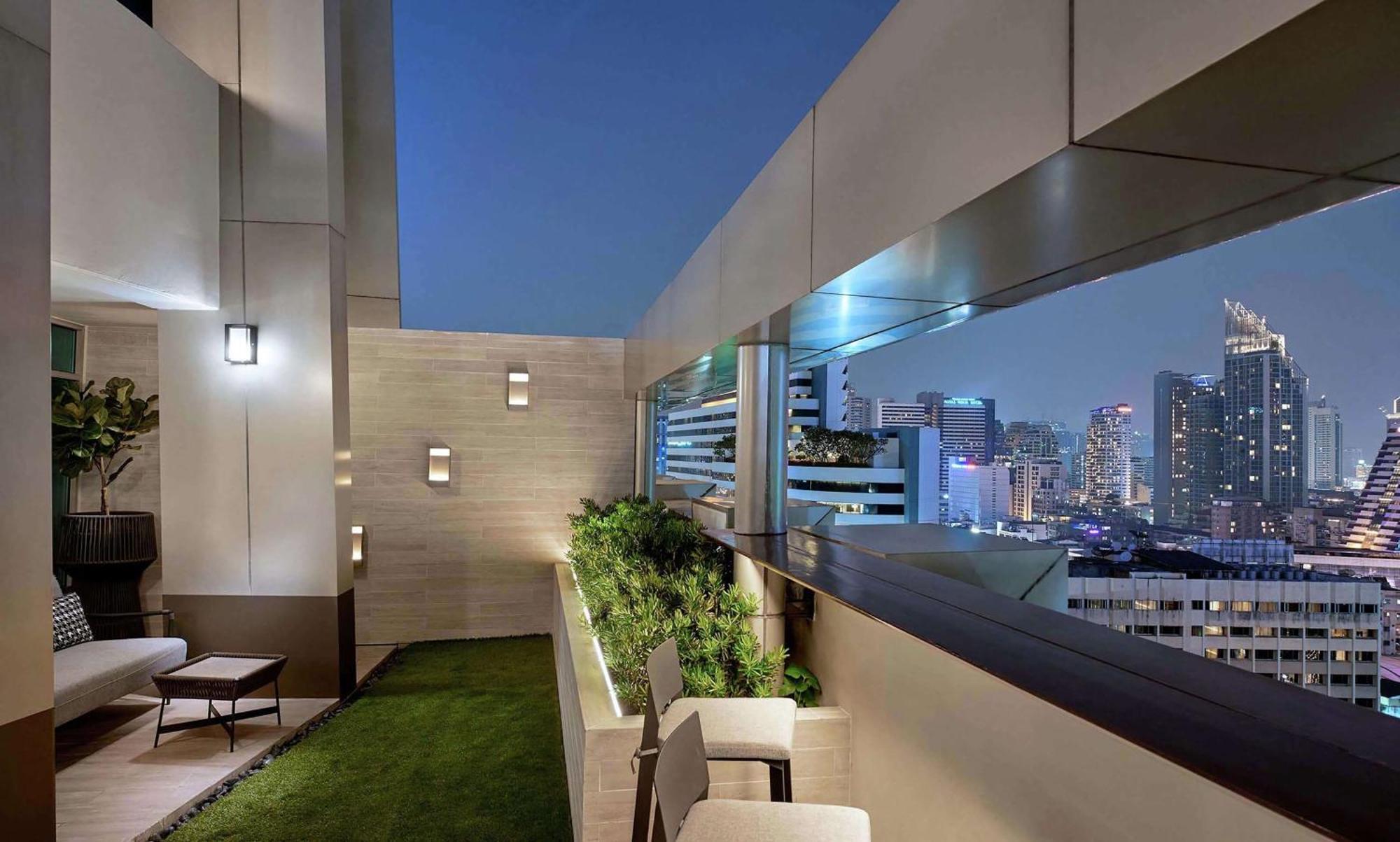 Doubletree By Hilton Bangkok Ploenchit Exterior foto