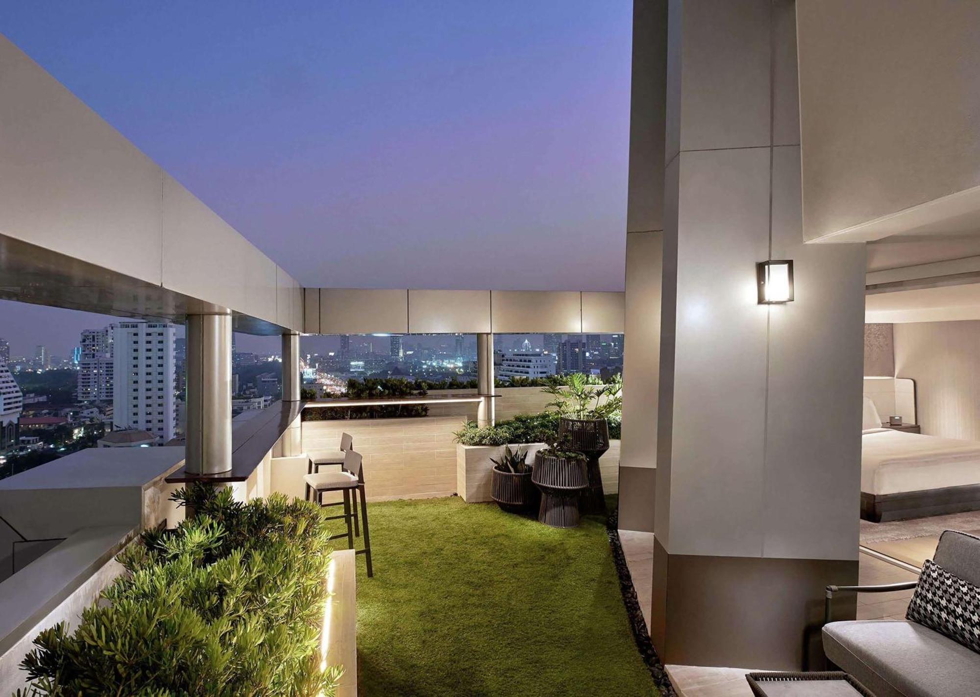Doubletree By Hilton Bangkok Ploenchit Exterior foto