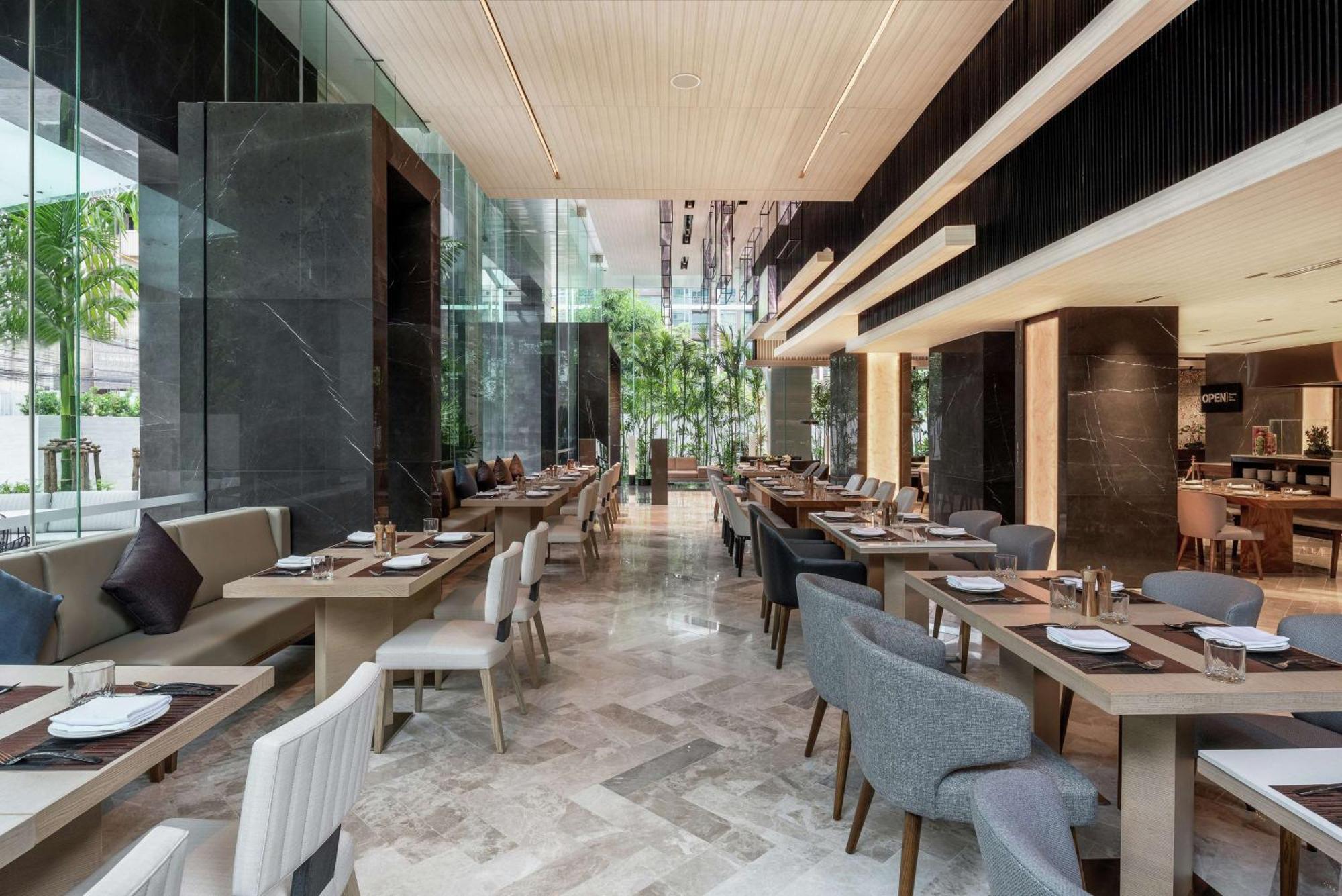 Doubletree By Hilton Bangkok Ploenchit Exterior foto