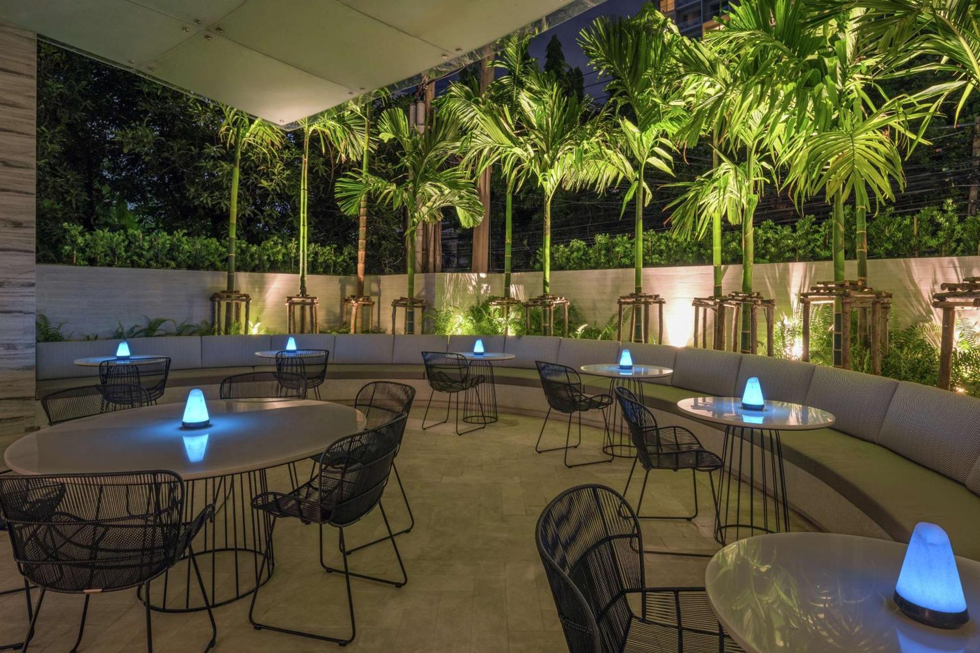 Doubletree By Hilton Bangkok Ploenchit Exterior foto