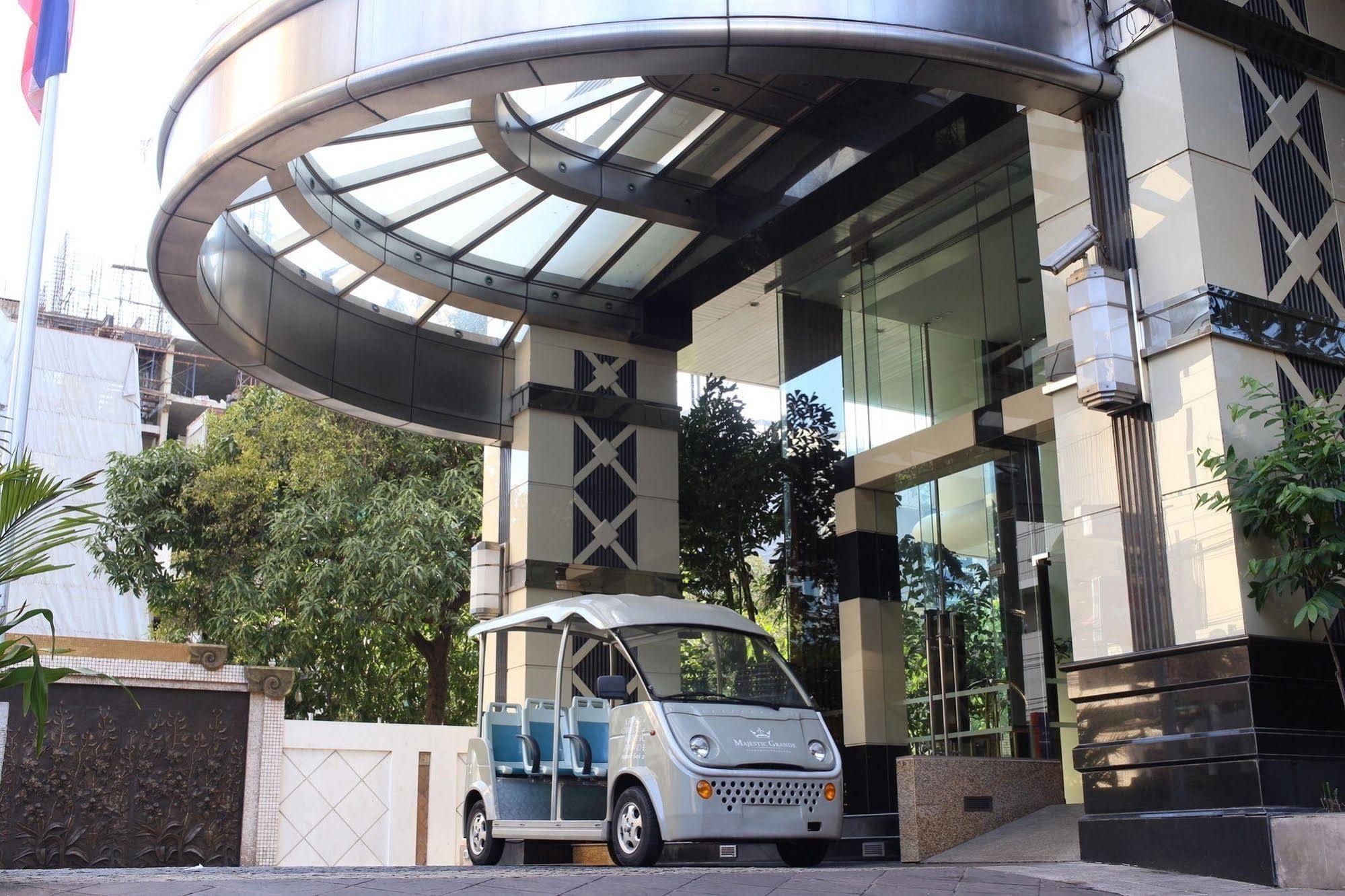 Doubletree By Hilton Bangkok Ploenchit Exterior foto